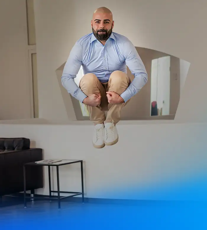 Inhaber Sven steht nach Sprung in Luft - Schnappschuss