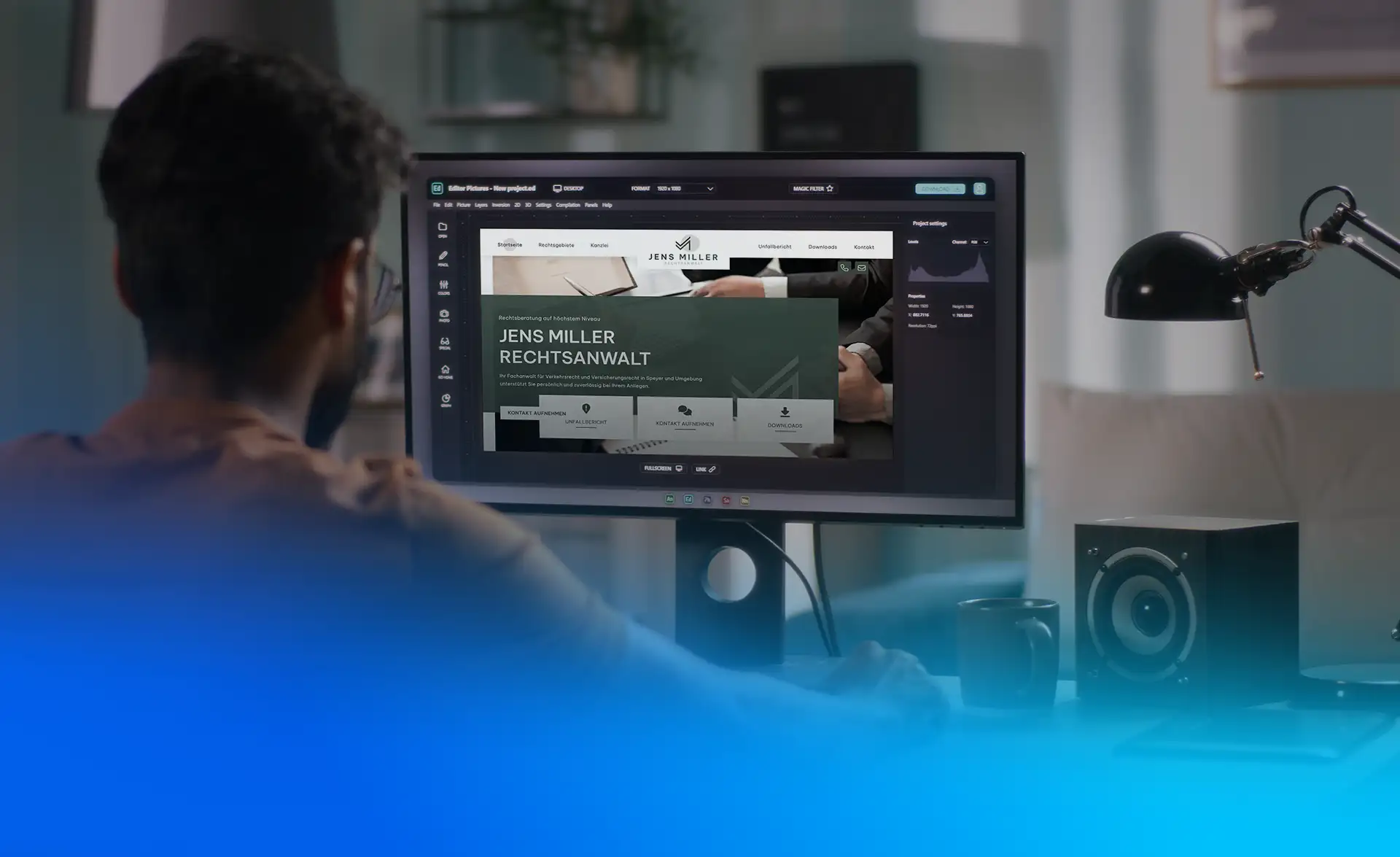 Desktop Ansicht Kundenreferenz Arbeitsplatz Desktop zeigt eine Website Kundenreferenz auf dem Bildschirm