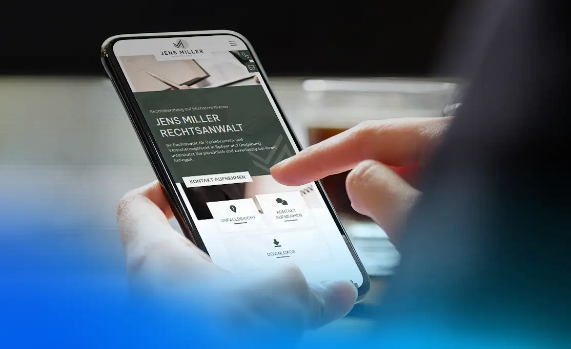 Website Kundenbeispiel auf einem Handydisplay