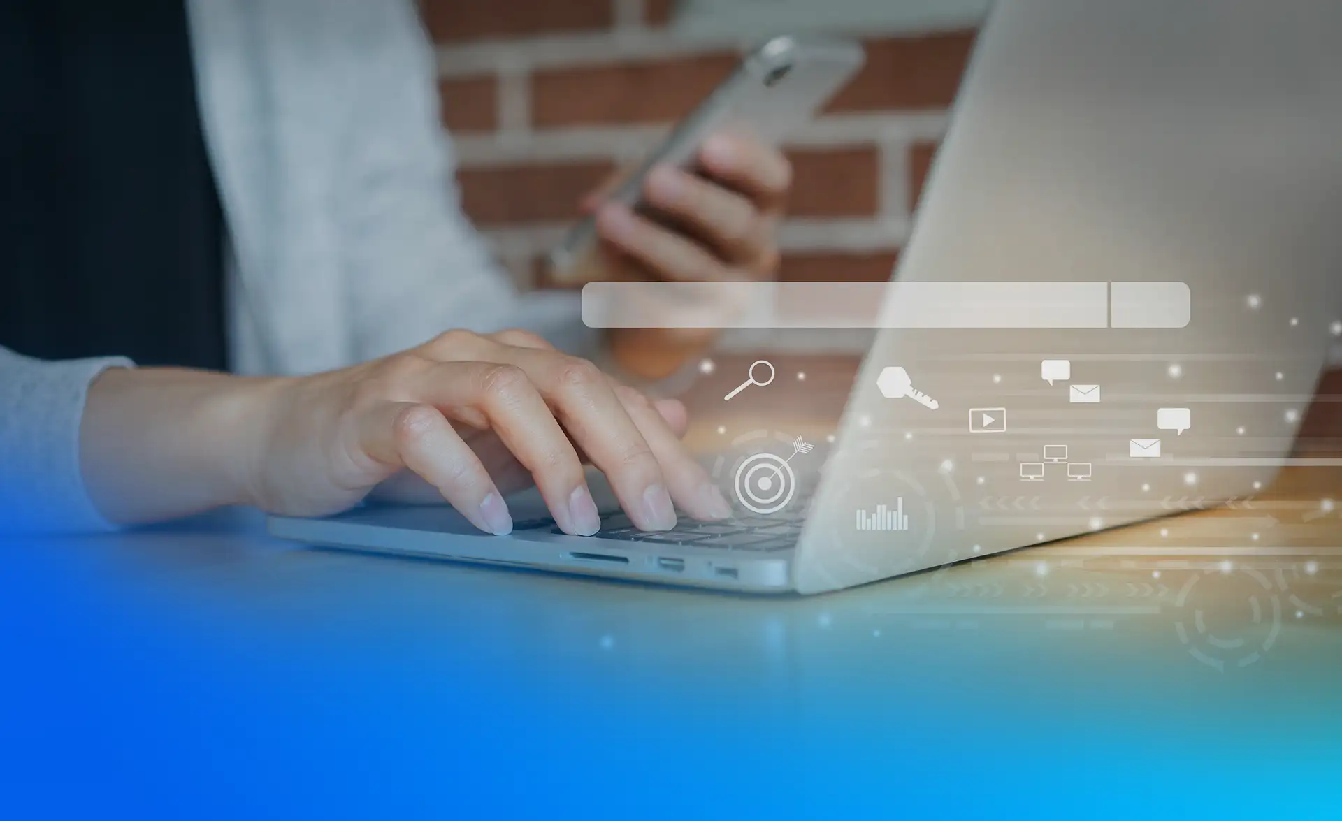 Eine Frau gibt Keywords zur Suche in einen Laptop ein