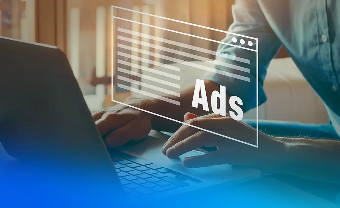 Mann sucht am Laptop nach Produkten Stilistische Darstellung einer Suchanfrage am Laptop zu Google Ads Anzeigen