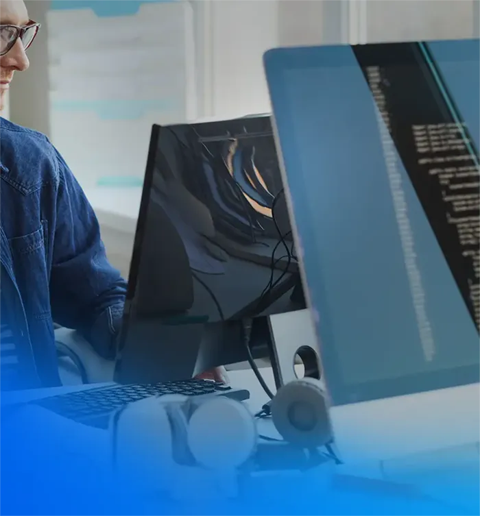 Webdesigner bei der Arbeit Erstellung eines Webdesigns für einen Kunden in Neustadt